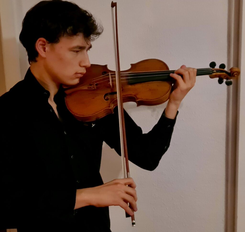 Cedric Shuto Greiner mit seiner Wiener-Geige aus dem Haspa-Instrumentenfonds