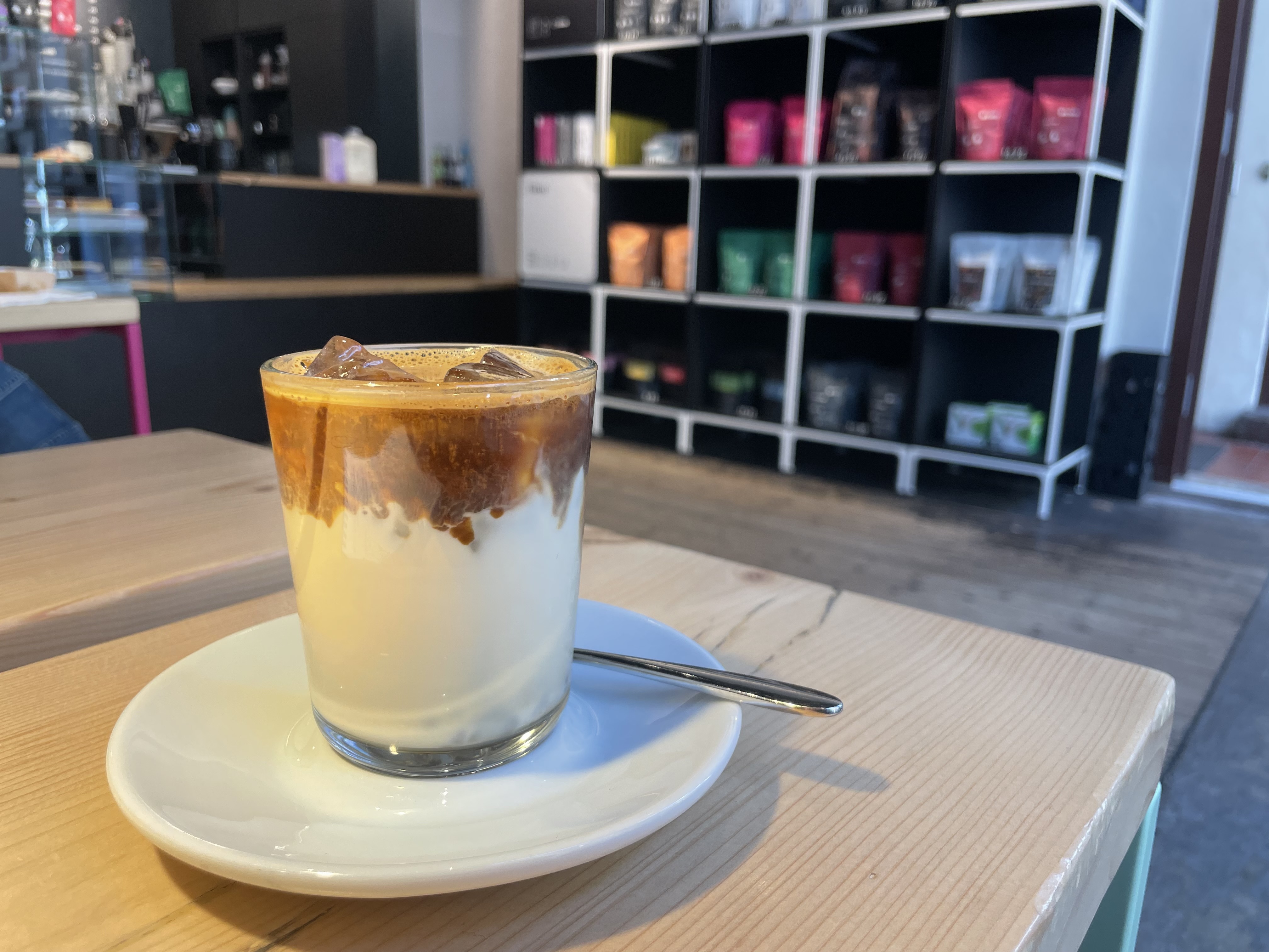 Kaffeeröstereien in Hamburg: Eiskaffee bei Public Coffee Roasters