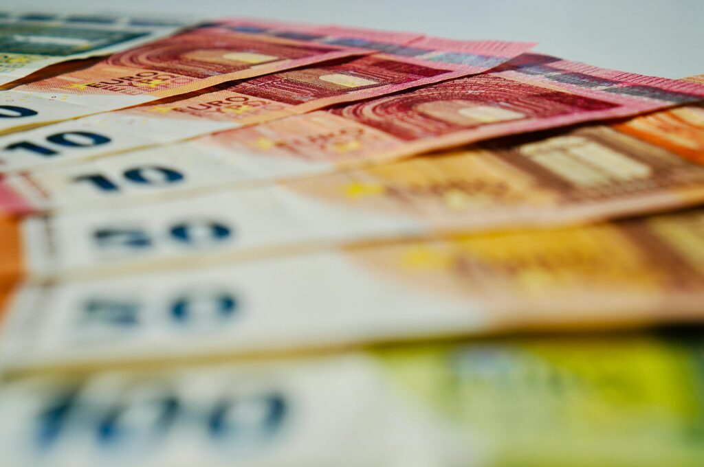 Spare ich zu viel? Mehrere Euroscheine aneinander gereiht