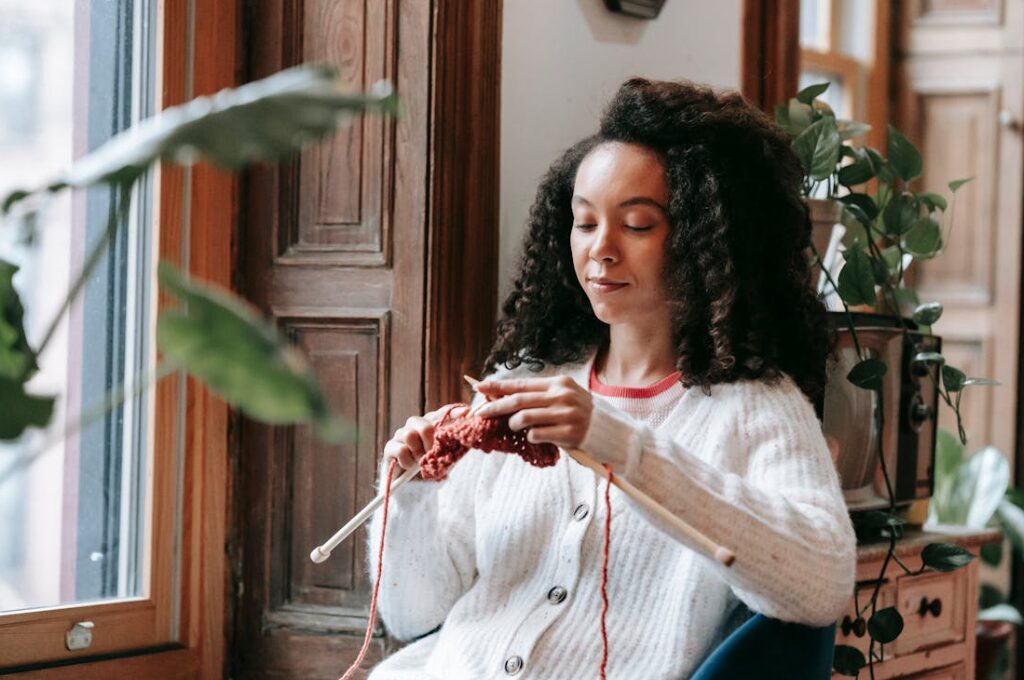 Stricken in Hamburg, Headerbild, Frau strickt mit roter Wolle