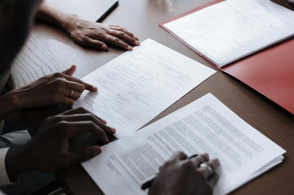 Vertragsklauseln, Ehepaar unterschreibt einen Vertrag