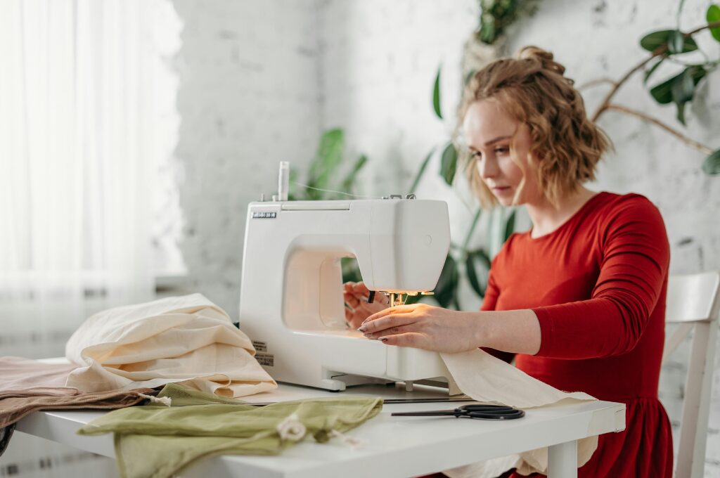 N&auml;hkurse in Hamburg, Frau sitzt an einer N&auml;hmaschine