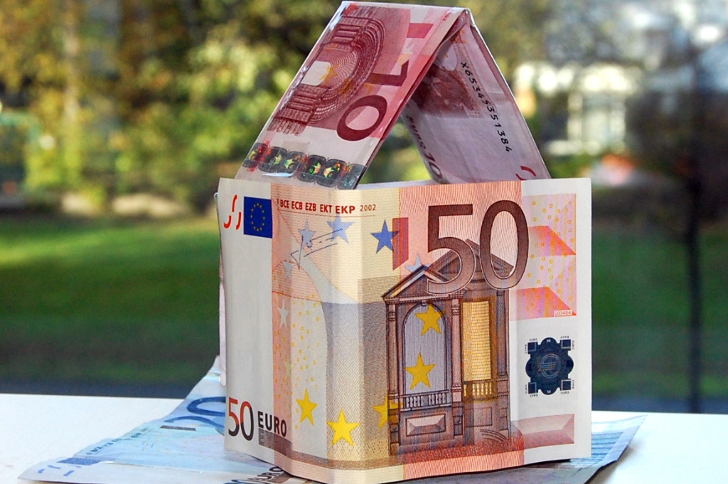 Eigenkapital erhöhen, symbolisches Bild eines Häuschens aus Geldscheinen