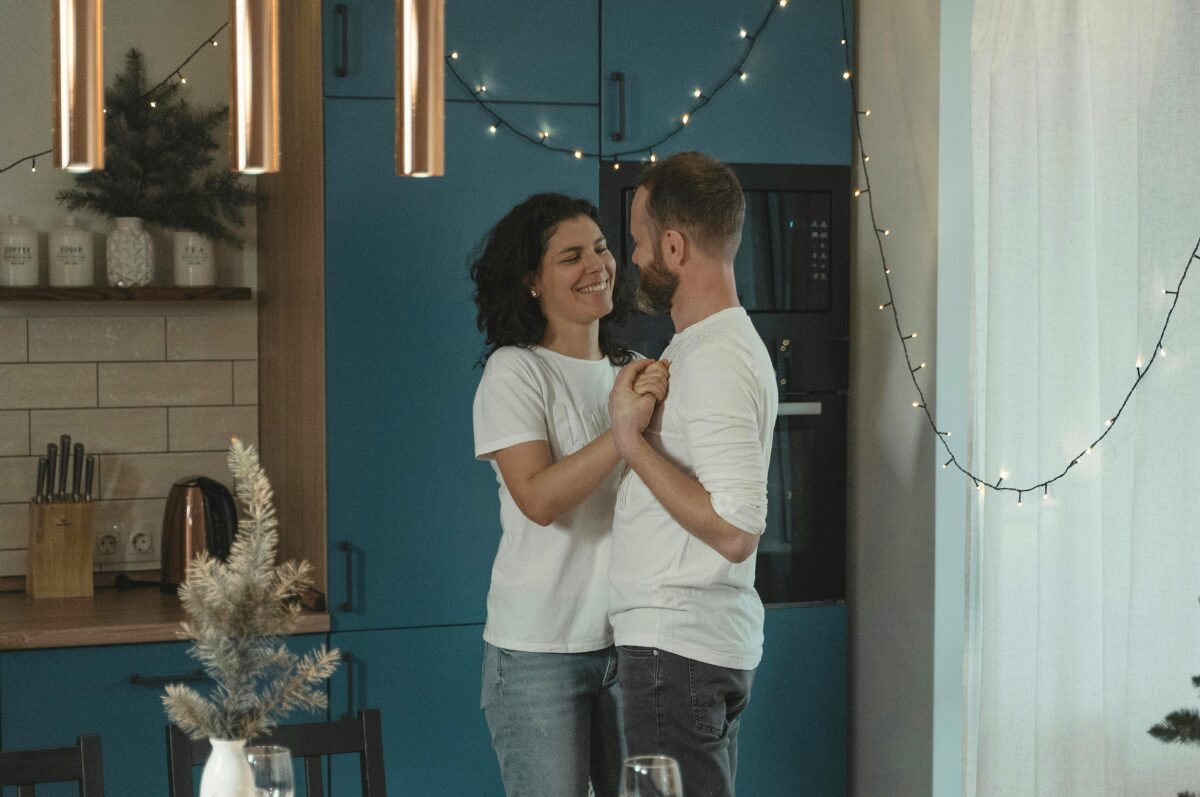 DINK, Paar tanzt in der Küche