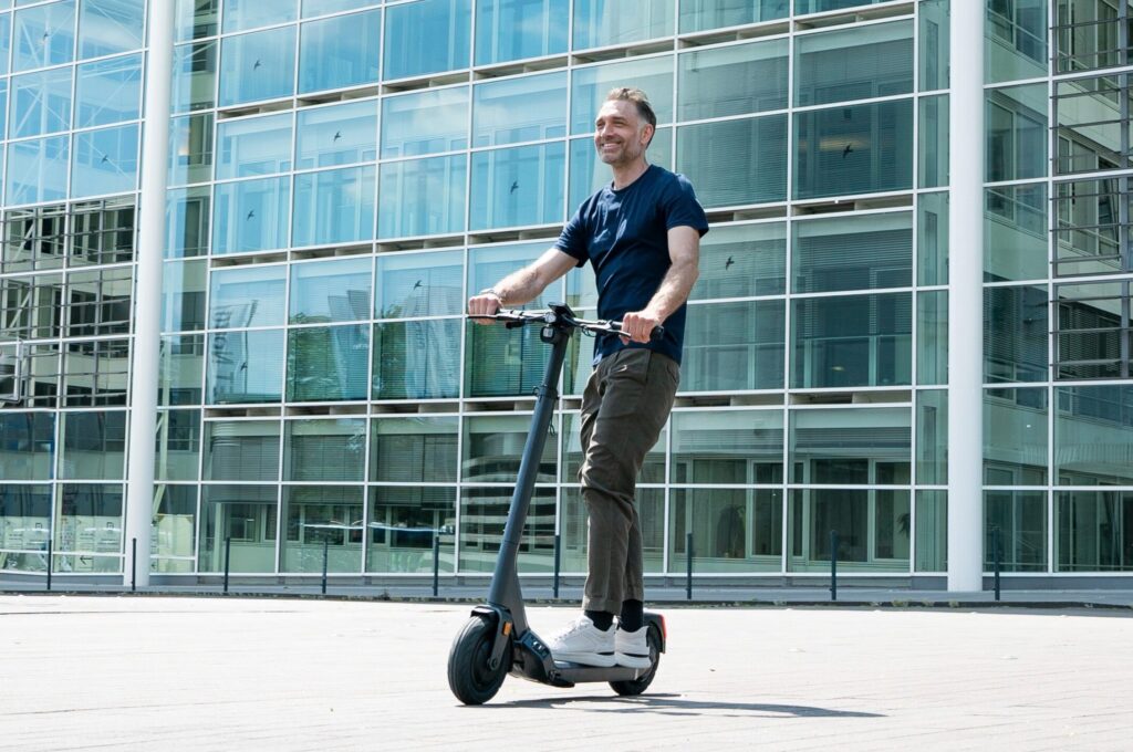 E-Scooter Versicherungspflicht: Ein Mann auf einem E-Scooter
