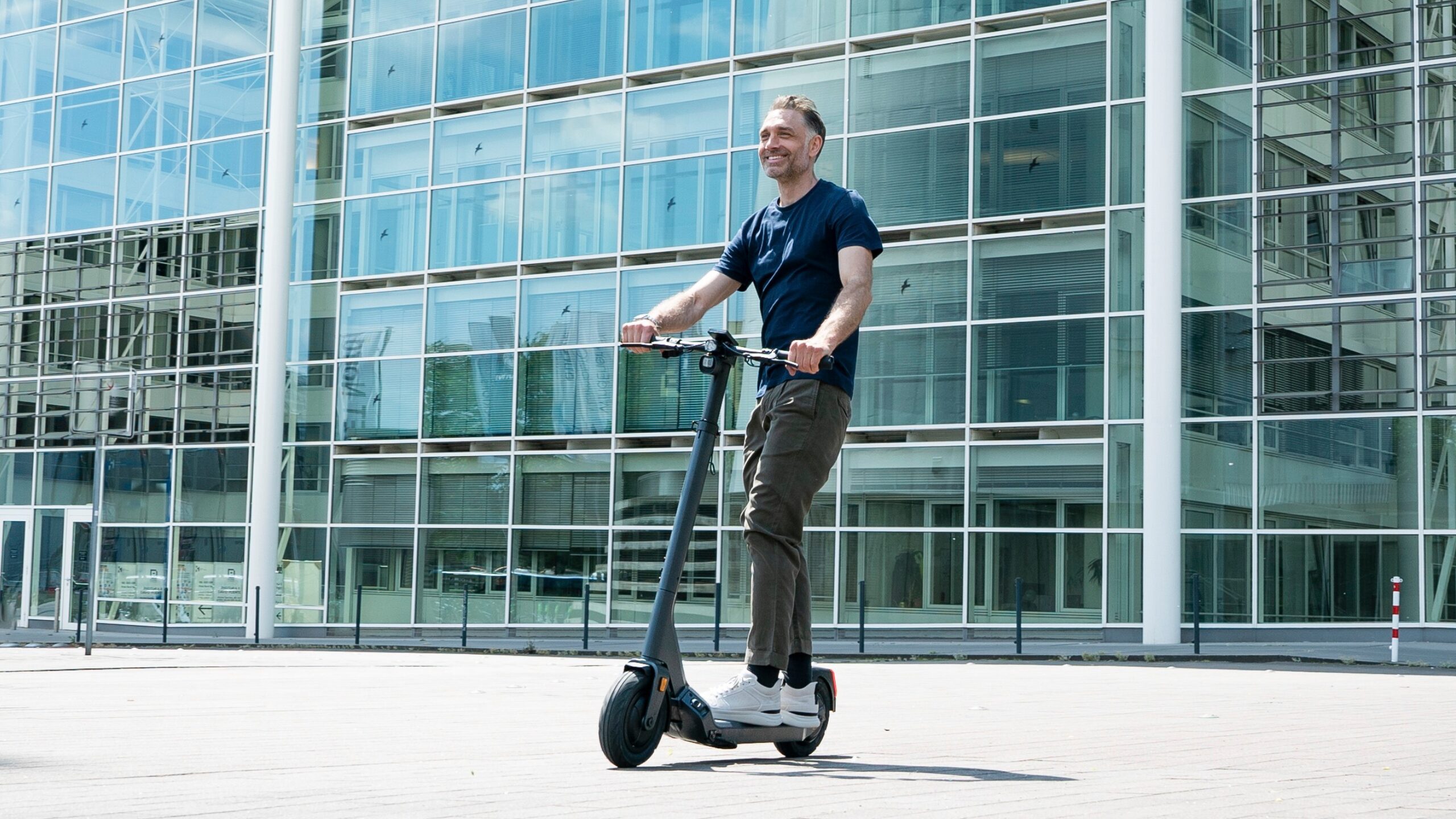 E-Scooter Versicherungspflicht: Ein Mann auf einem E-Scooter