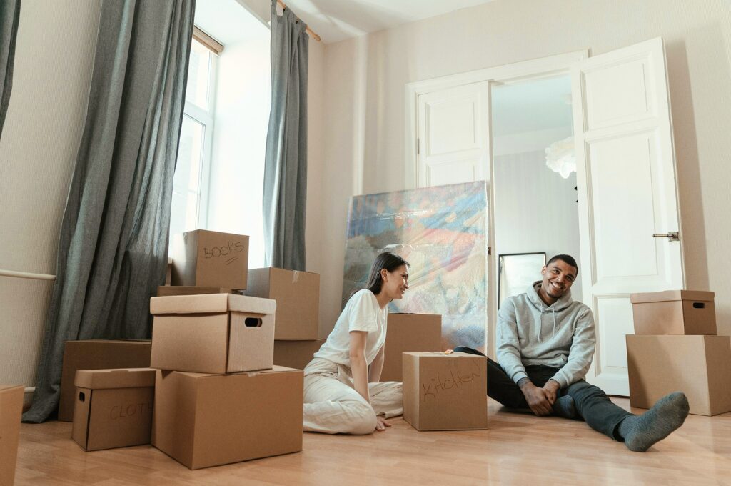 Kündigungsfrist, Mann und Frau in einer Wohnung mit Kartons