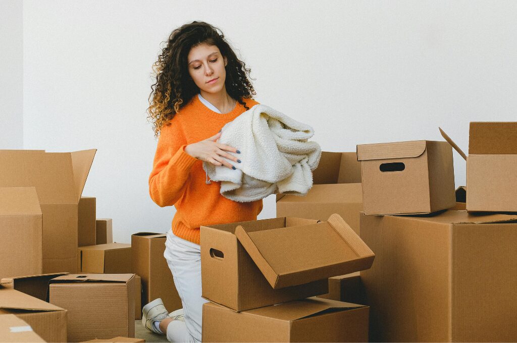 Mietkaution, Frau packt Kartons aus