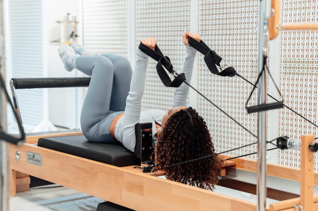 Pilates in Hamburg, Frau auf einem Reformergerät