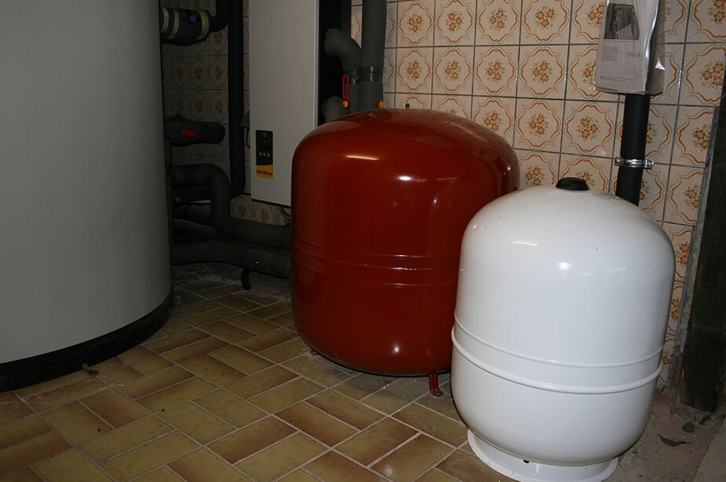 Zwei Ausdehnungsgefäße, rot und weiß