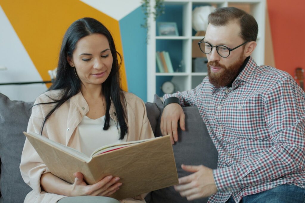 Ehegattensplitting: Ein Paar sitzt auf einer Couch