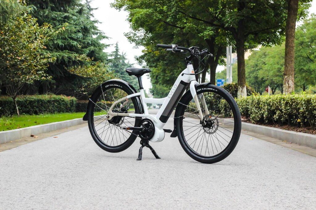 Fahrrad Leasing: Ein wei&szlig;es E-Bike ist zu sehen