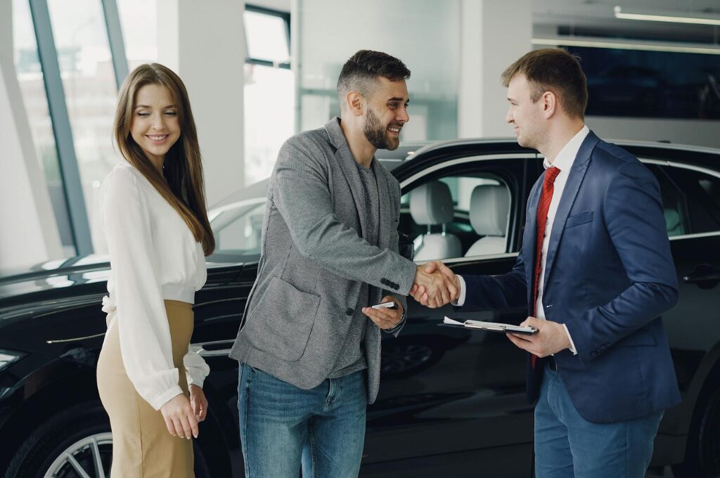 Gebrauchtwagen kaufen: Ein Verkaufsgespräch im Autohaus