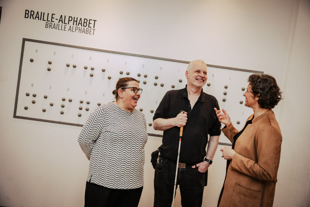 Bessermacher Dialoghaus: Svenja Weber, GF vom Dialog Impact (Dialog im Dunkeln) Hier mit Mitarbeitern Silvana Kasmollari (49,li) und Bernd Oberpichler (53)