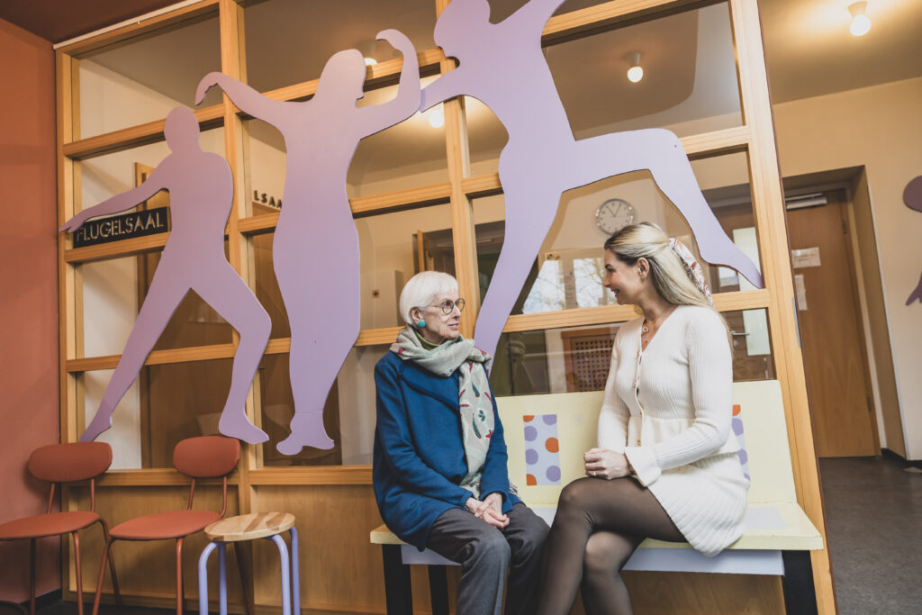 Bessermacher Lola-Rogge-Schule: Christiane Meyer-Rogge-Turner, Leiterin der "Lola Rogge Schule, hier mit Haspa-Patin Roksana Maria von Dobrzyn