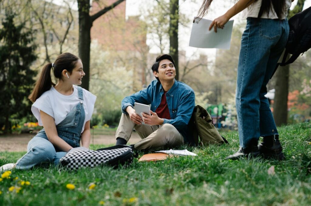 Haftplichtversicherung, zwei junge Studierende lernen im Park
