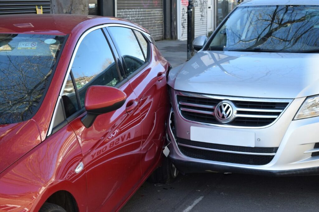 Schaden melden, zwei kollidierte Autos