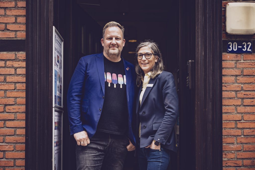 Aidshilfe, Christian Fricke und Sabrina Stindl, Filialdirektorin der Haspa Hamburger Meile.
