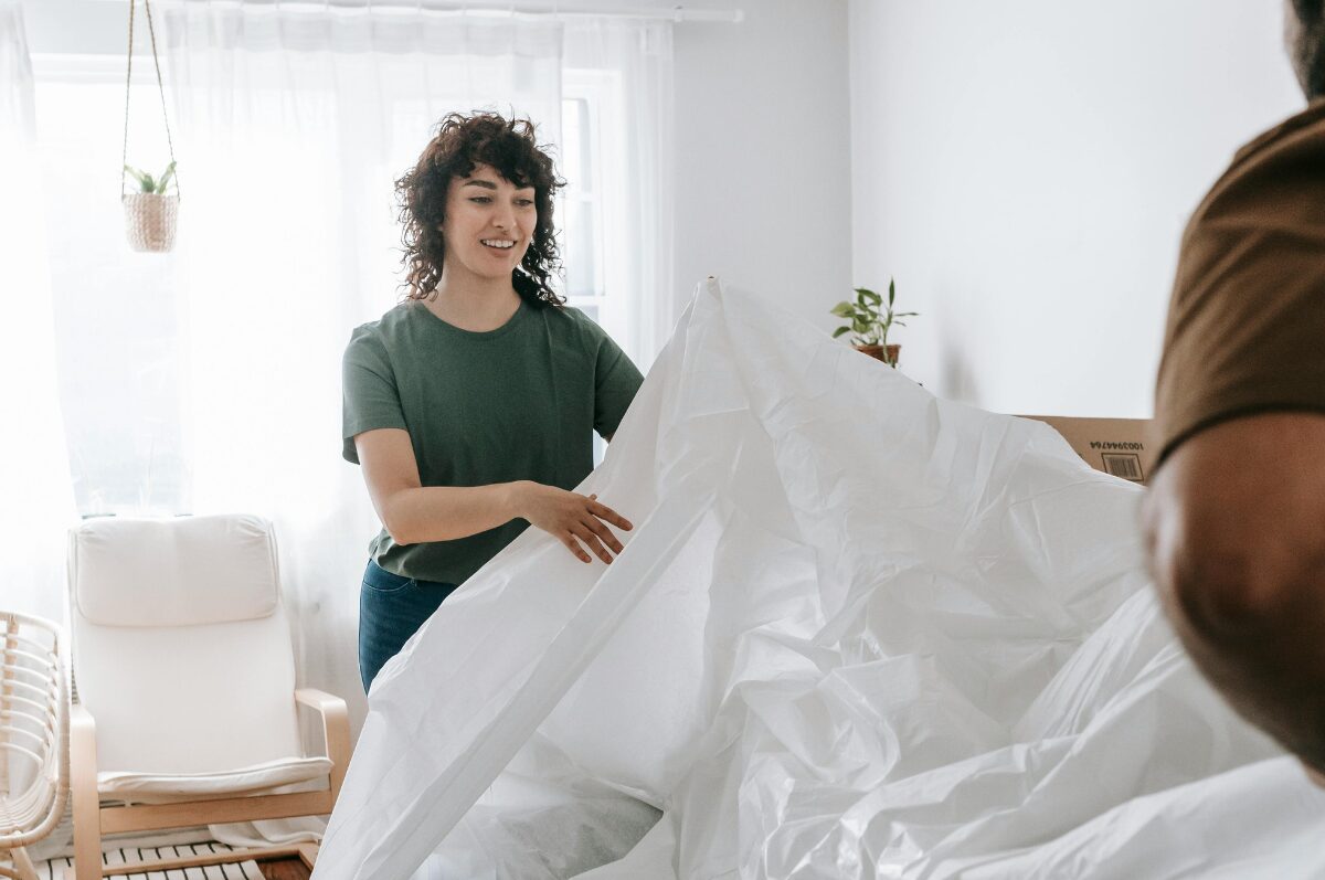Hausratversicherung, Frau packt Sofa aus