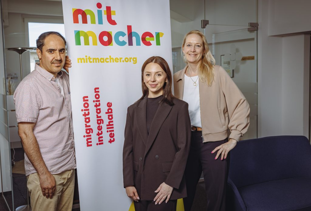 HASPA und MOPO suchen die "Bessermacher": 
Homayoon Pardis (40), Teamleiter MITmacher, mit Haspa-Mitarbeiterin Sabine Holtmeier (re) und Stellvertreterin Ardelina Emini