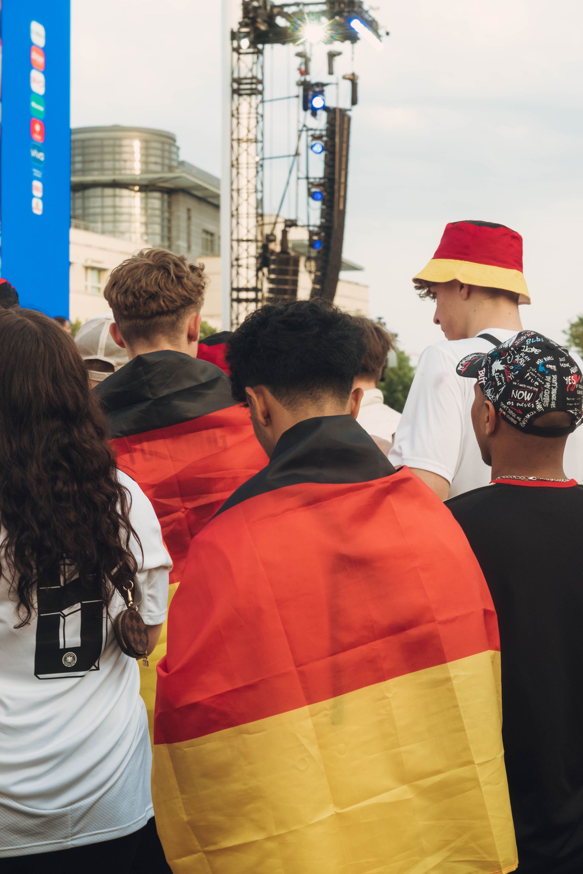 WM gucken in Hamburg: Ein Mann ist in eine Deutschlandfahne eingewickelt