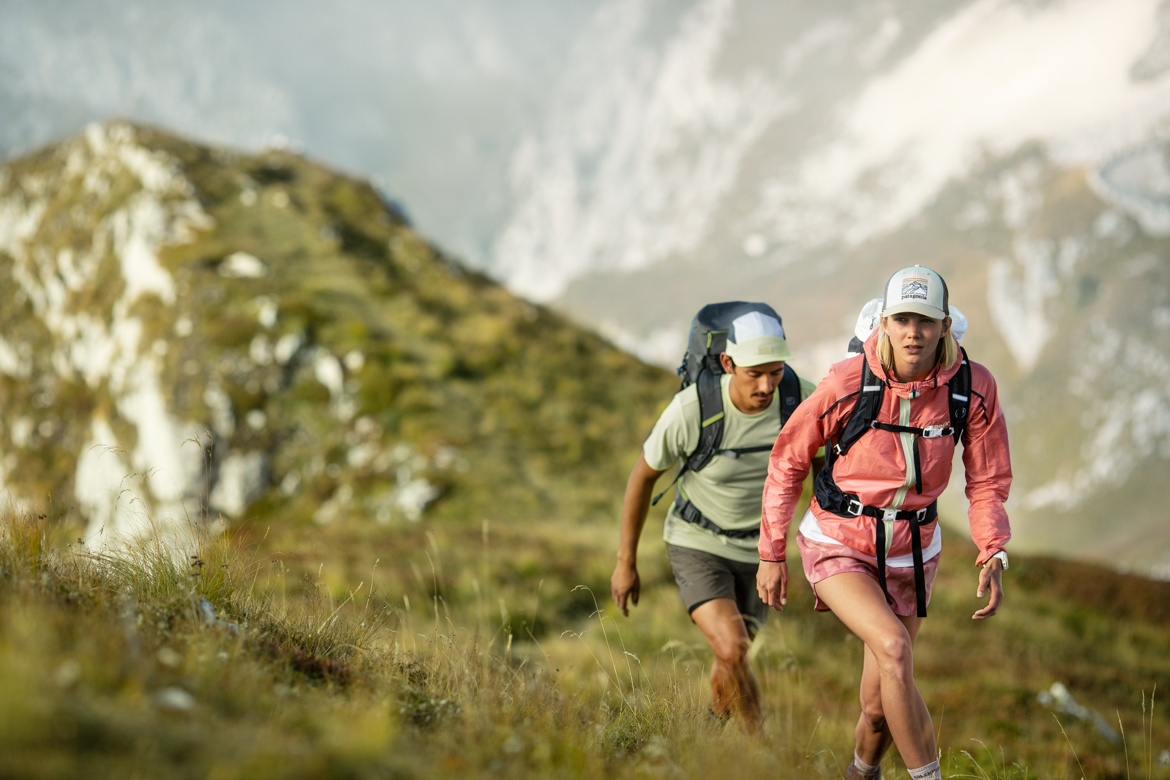 HaspaJoker Sportscheck: 2 Wander:innen wandern auf einem Berg