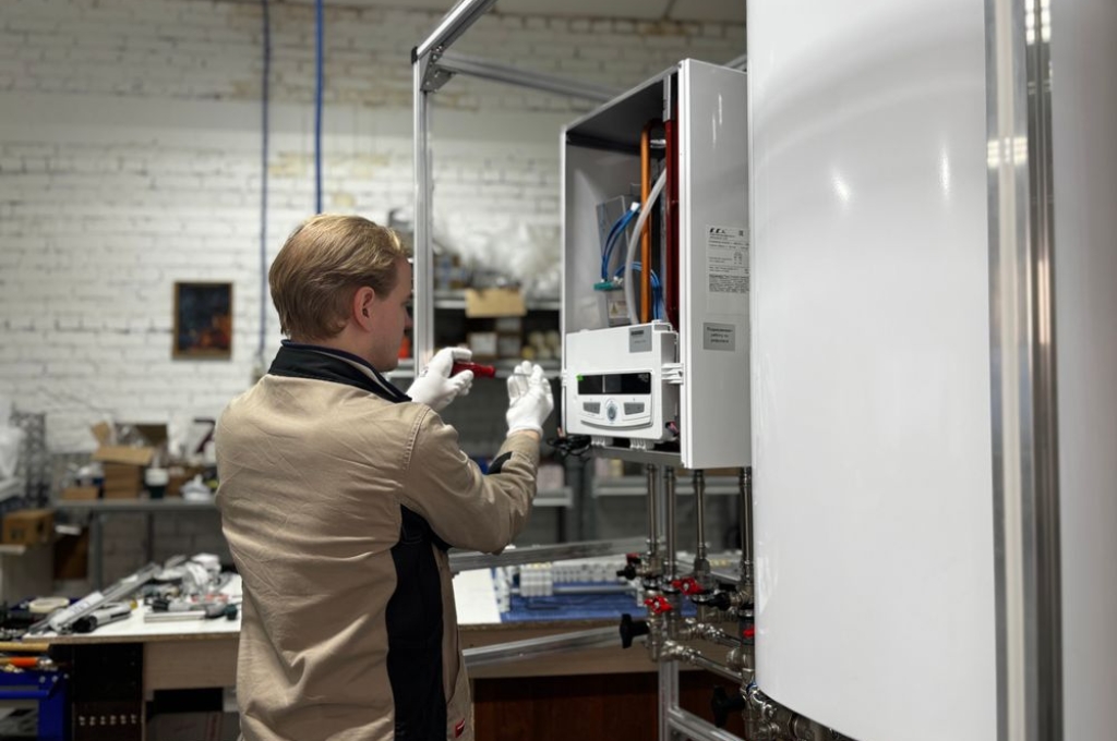 Gasheizung austauschen: Techniker baut Gastherme auseinander