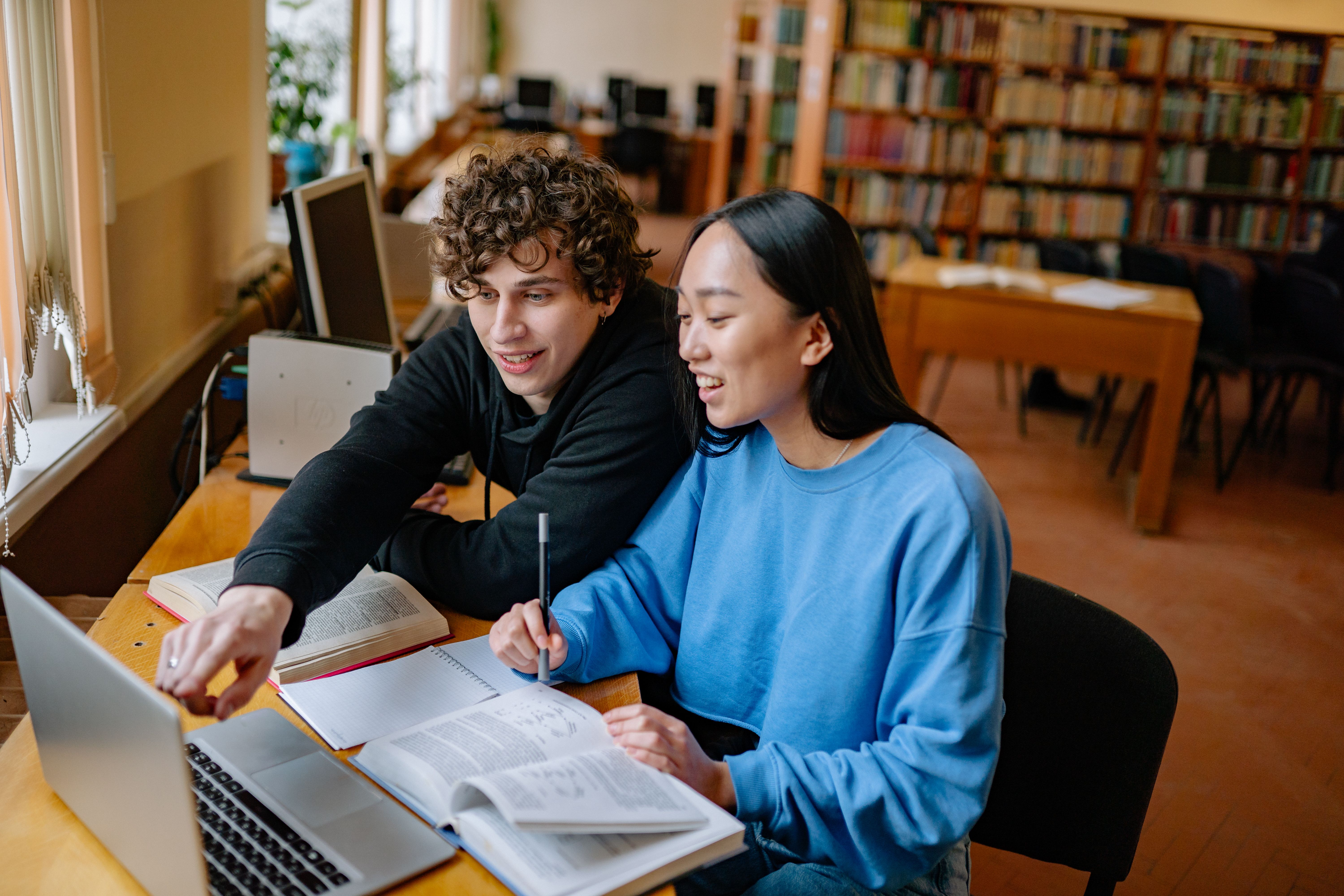 HaspaJoker studysmarter, Student zeigt Studentin etwas auf dem Laptopbildschirm
