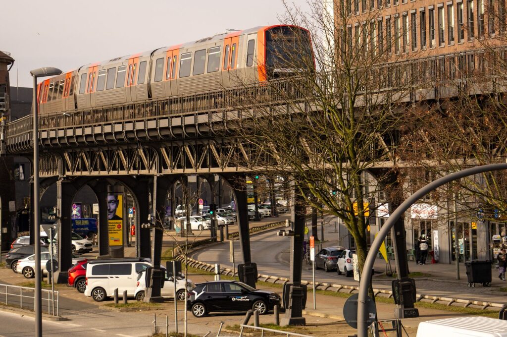 hvv vs. Carsharing: Eine U-Bahn Brücke in Hamburg mit Autos darunter