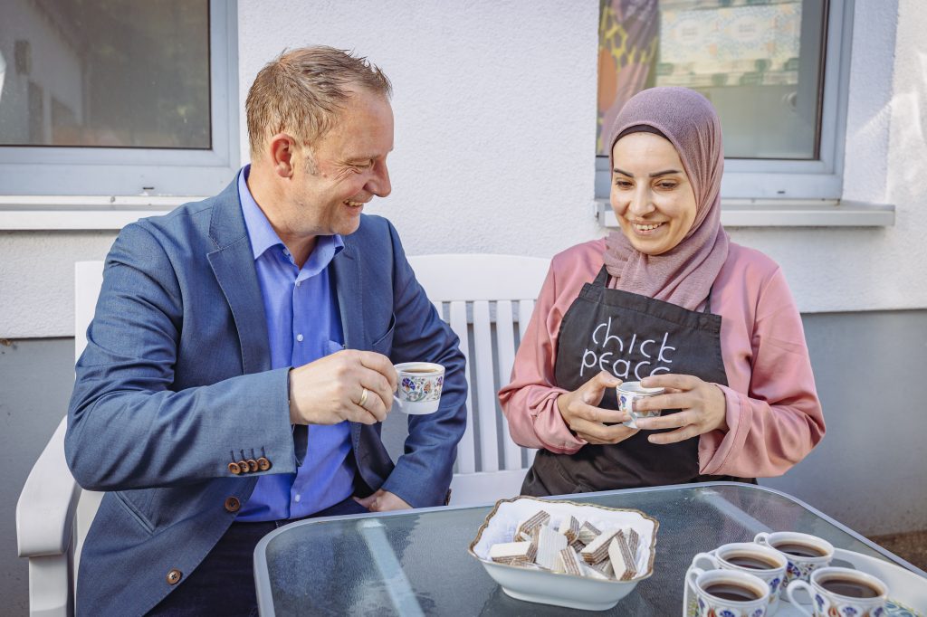 Köchin Maisaa von Chick Peace mit Haspa-Mann Ivan Pucic