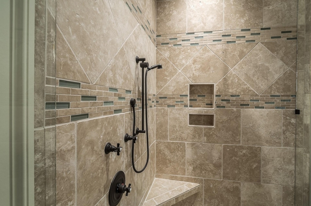 Altersgerecht umbauen: Modernisierte Dusche mit Sitzgelegenheit, ebenerdig