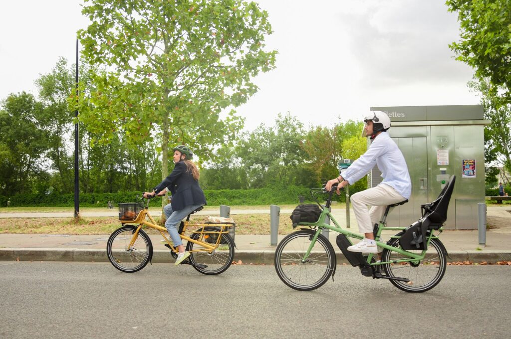 E-Bike vs. pedelec: Ein Mann und eine Frau auf elektrischen Fahrrädern
