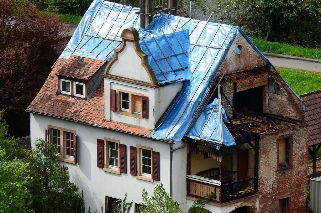 Altbausanierung Sanierung eines Bestandsbaus, Haus Ruine währen Sanierung
