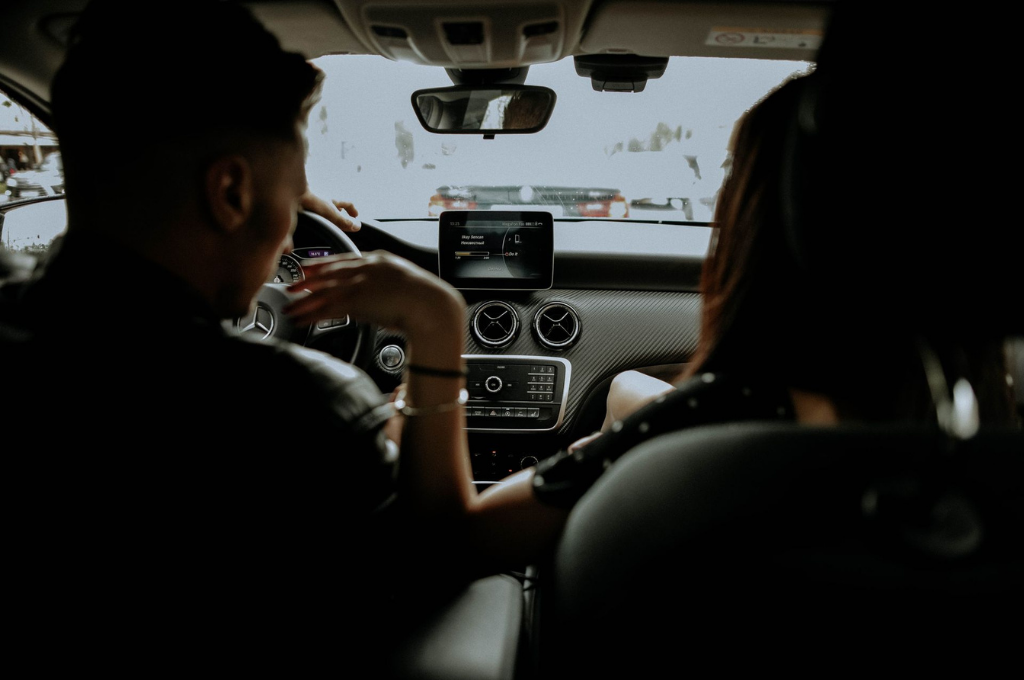 Telematik-Tarif: Ein junges Paar sitz im Auto