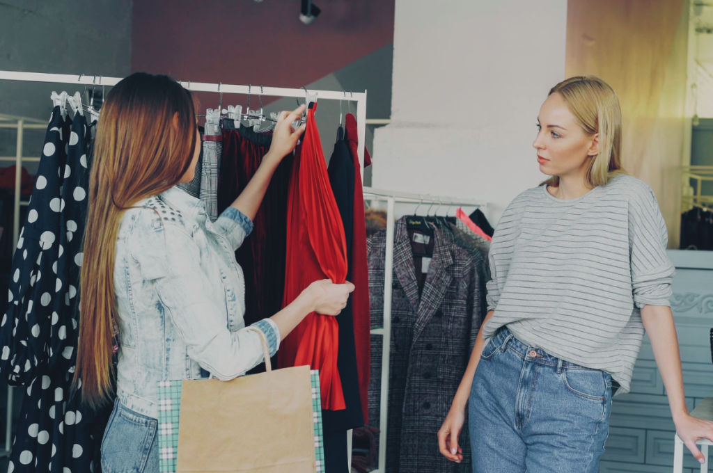Antizyklisch einkaufen, zwei Frauen beim Shoppen