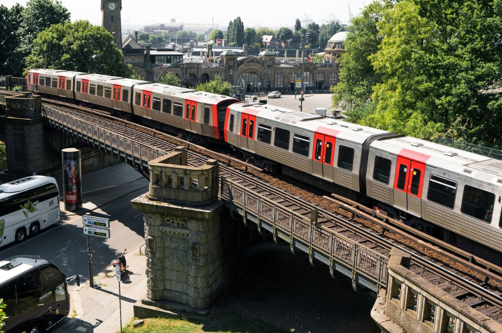 Mobilität in Hamburg: Eine U-Bahn auf einer Brücke